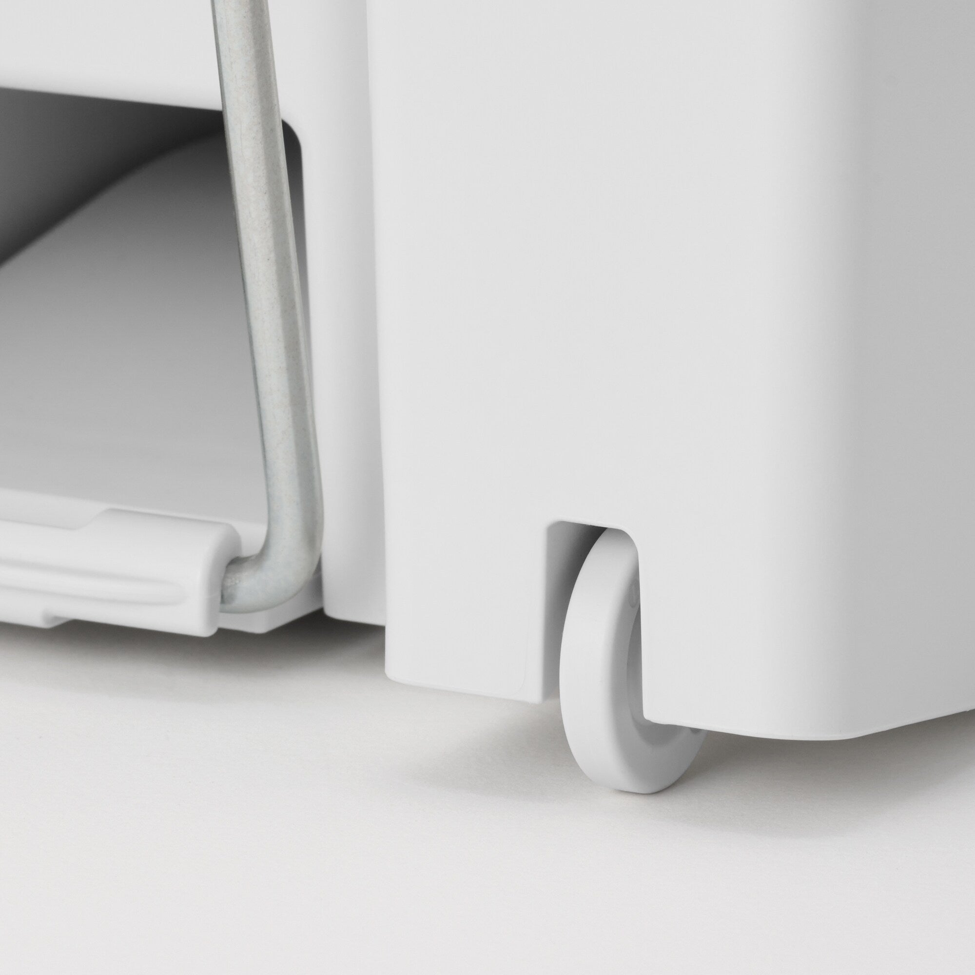 Polypropylene Pedal Dust Bin with Double-Hinged Lid - 5.6 gal - Image 6