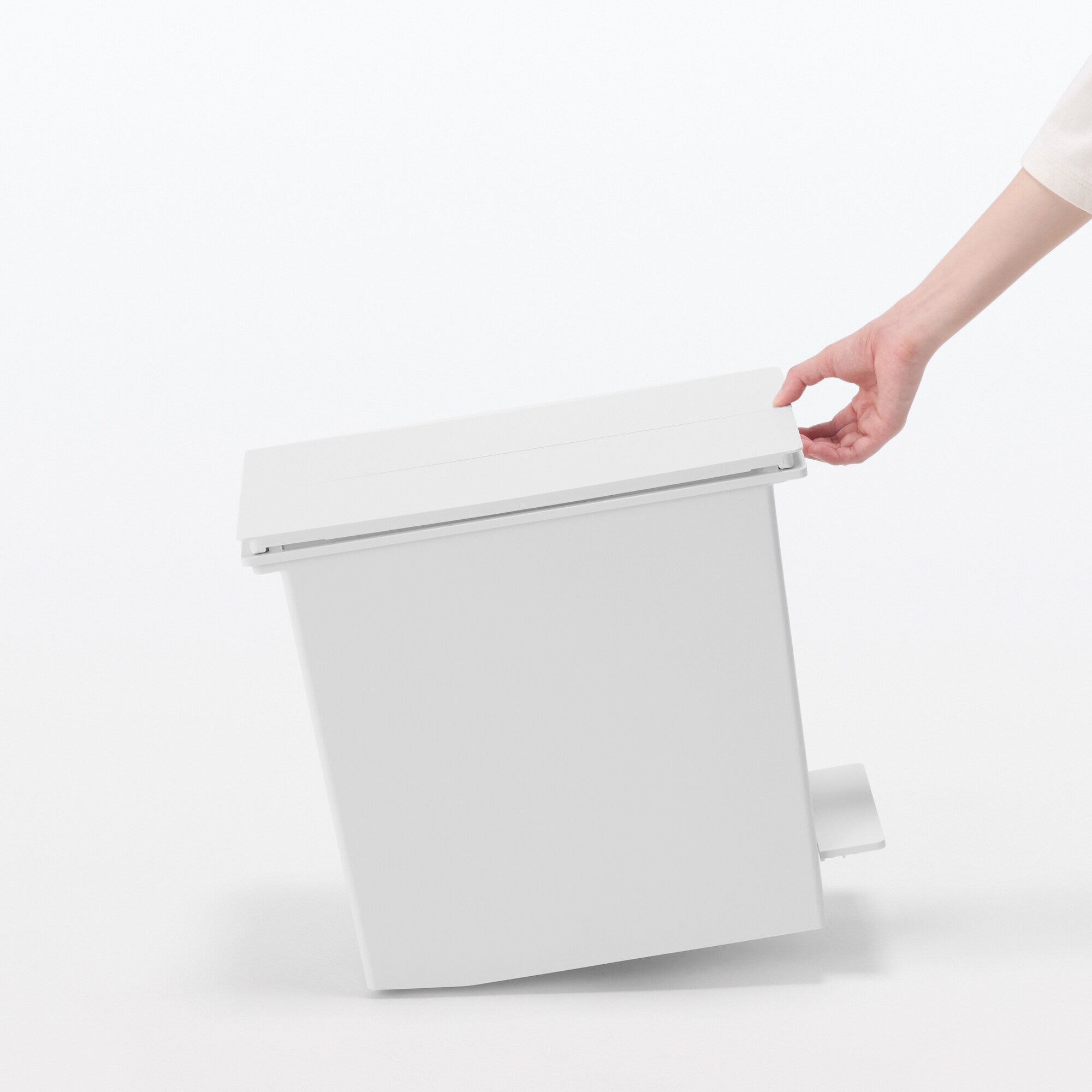 Polypropylene Pedal Dust Bin with Double-Hinged Lid - 5.6 gal - Image 7