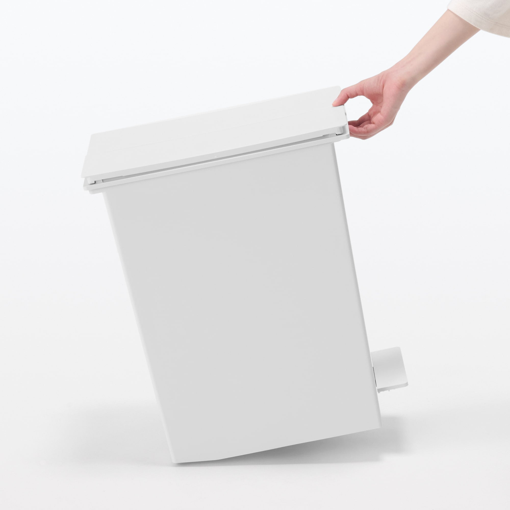 Polypropylene Pedal Dust Bin with Double-Hinged Lid - 9.3 gal - Image 7